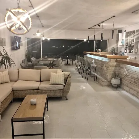 Christiana Ξενοδοχείο με διαμερίσματα Γεννάδι